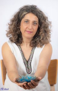 הלית וייל - מטפלת אישית המשלבת תקשור, ידע עתיק ודיוק אנרגטי עם רקע מדעי בנוירוביולוגיה.
